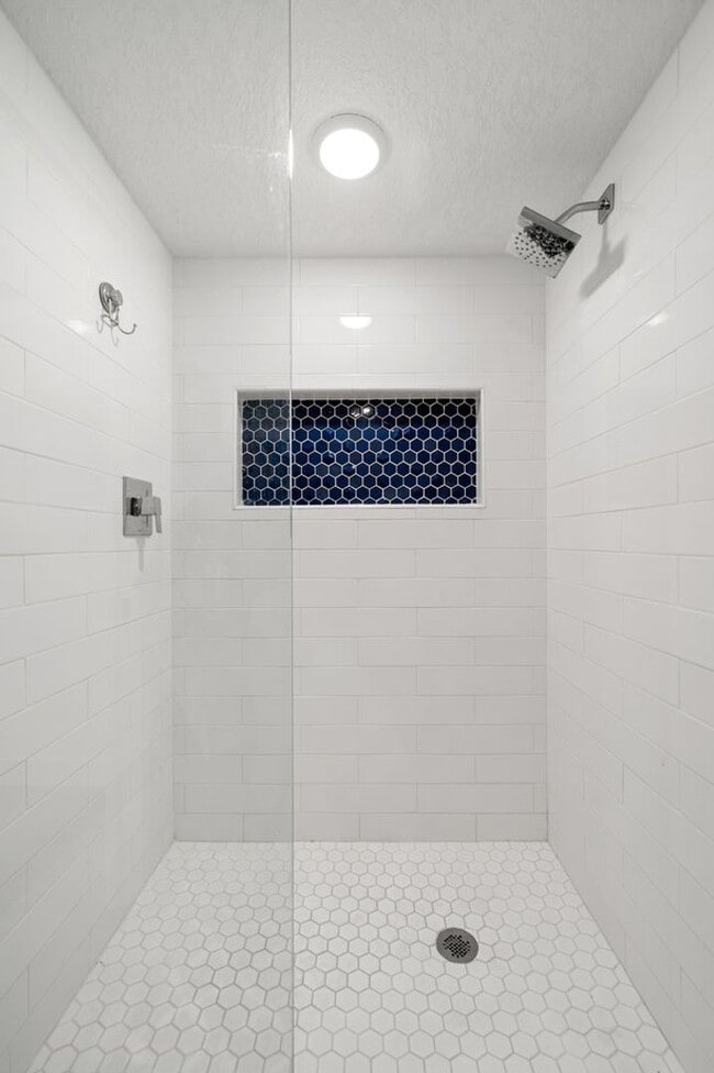 Building Photo - 420 64th Ave