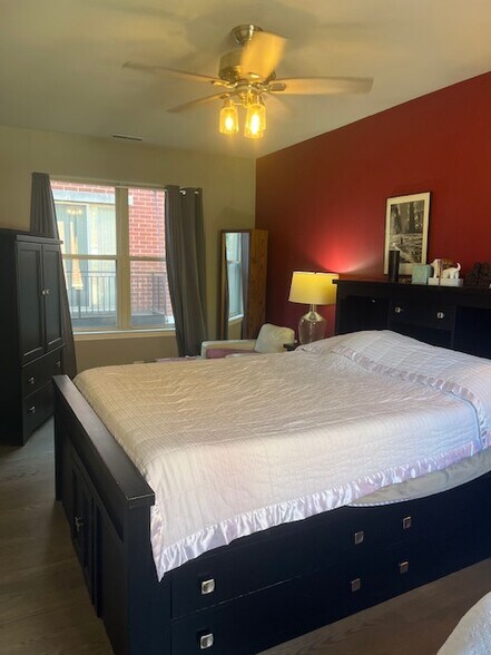 queen-size bed - 757 W Eastman St