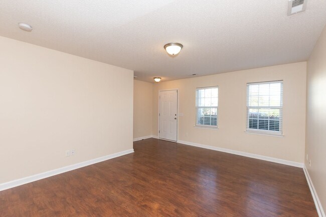 Building Photo - Looking for a townhome in Hubert?