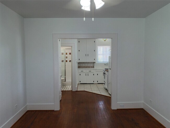 Building Photo - 2924 1/2 Bernardo De Galvez Ave