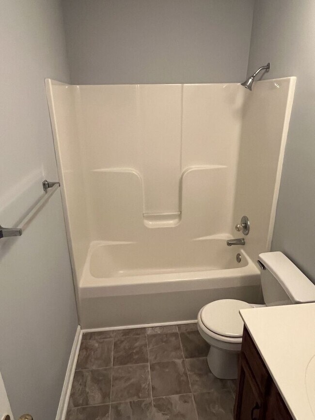 Building Photo - Great 3 Bed, 2 Bath Ranch home in Concord'...