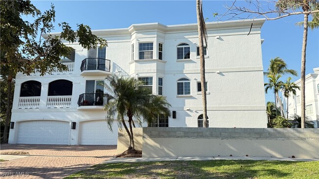 Building Photo - 391 4th St S
