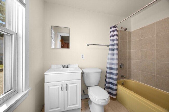 Building Photo - 281C King St