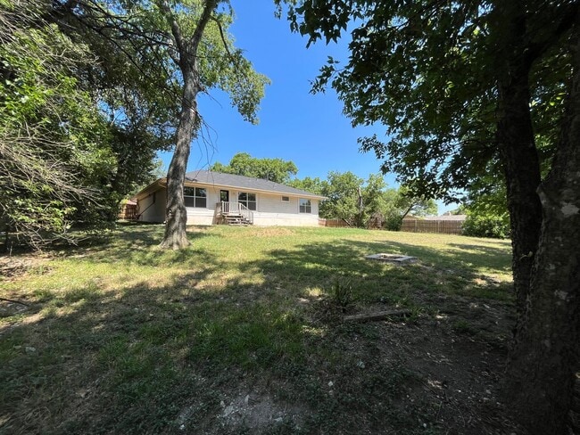 Building Photo - 3/2 in Great Location