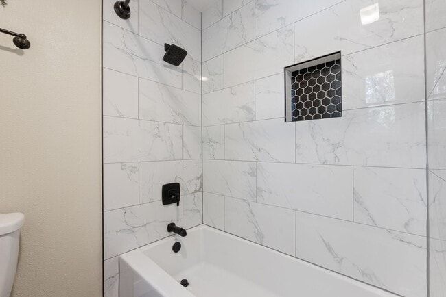 Building Photo - 2Bed/2Bth in Vancouver