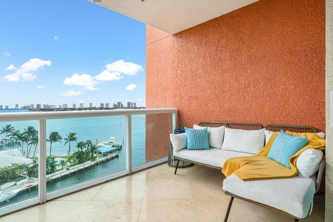 Building Photo - 2650 Lake Shore Dr