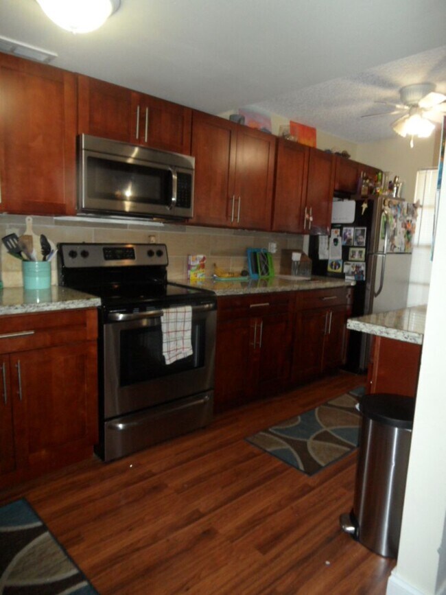 Building Photo - 3B/2B Beautiful & Spacious Townhome At Dan...