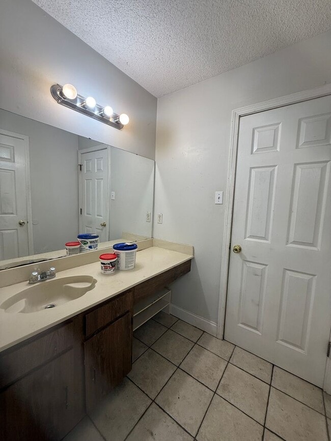 Building Photo - Condo in Kingspoint