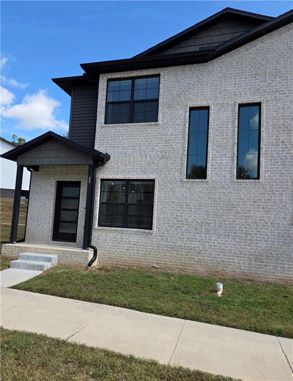 Building Photo - 987 N Crater Ave