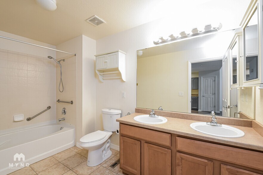 Building Photo - 805 Summer Hawk Dr