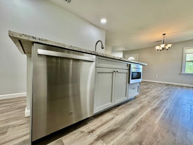 Building Photo - NEWLY RENOVATED 3 BED, 3 BATH ONE STORY HO...