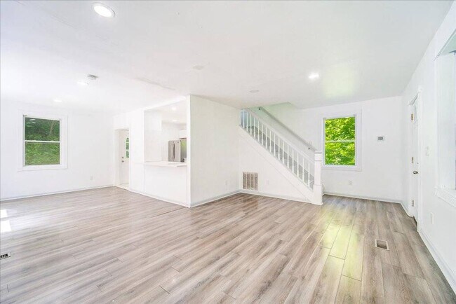 Building Photo - 629 S Rd