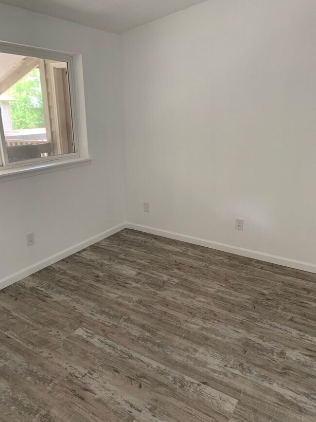 Building Photo - 4940-4950 SW 45th Ave