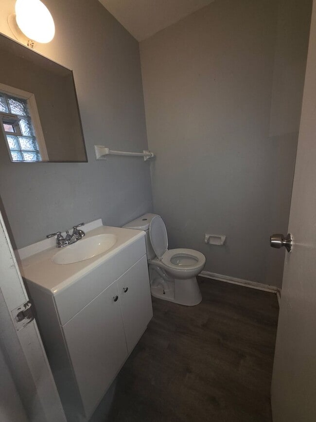 Building Photo - Large 4 Bedroom Single House with finished...