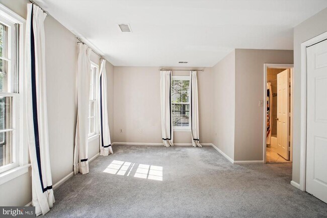 Building Photo - 450 W Glebe Rd