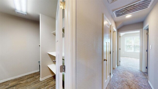 Building Photo - 914 Fairview Ave