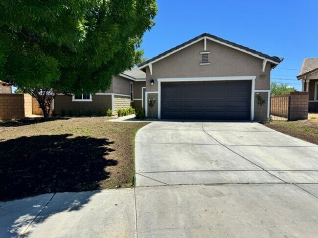Building Photo - Gorgeous Remodeled 3+2 - $3000