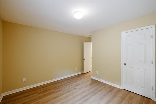 Building Photo - 2442 Fairlie Dr
