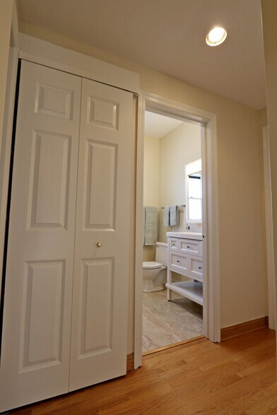 Building Photo - 918 W Buena Ave