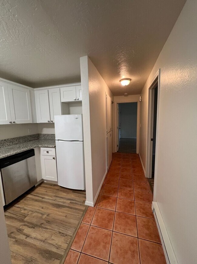 Building Photo - 2 Bedroom Condo in Lake Oswego