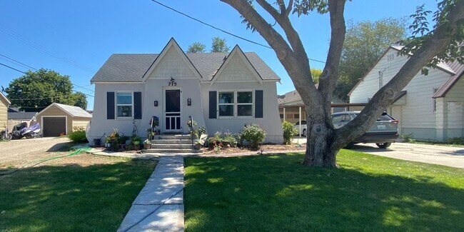 Building Photo - Duplex Close To Everything