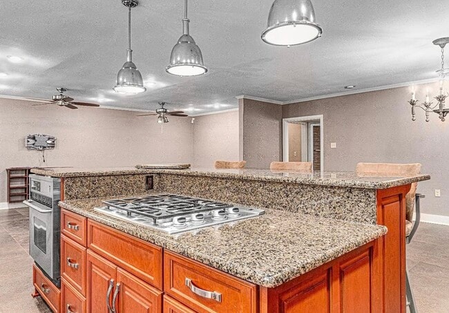 Building Photo - 1205 W Oak Ave