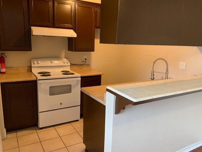 Building Photo - Quaint condo near Marina