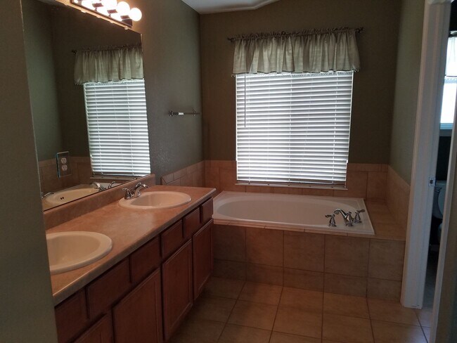 Building Photo - Tollgate Crossing 2 Story with 6 Bedrooms ...