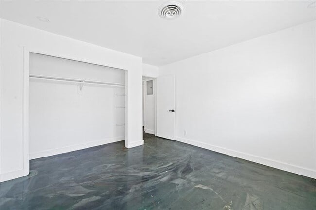 Building Photo - 739 NE 13th Ct