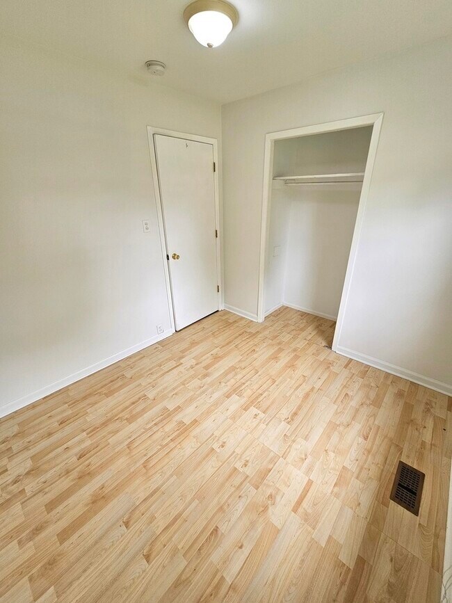 Building Photo - 302 Healy Ave