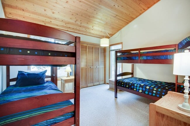 Building Photo - 3 Bedroom 2 Bath Fully Furnished - Sunriver Oregon