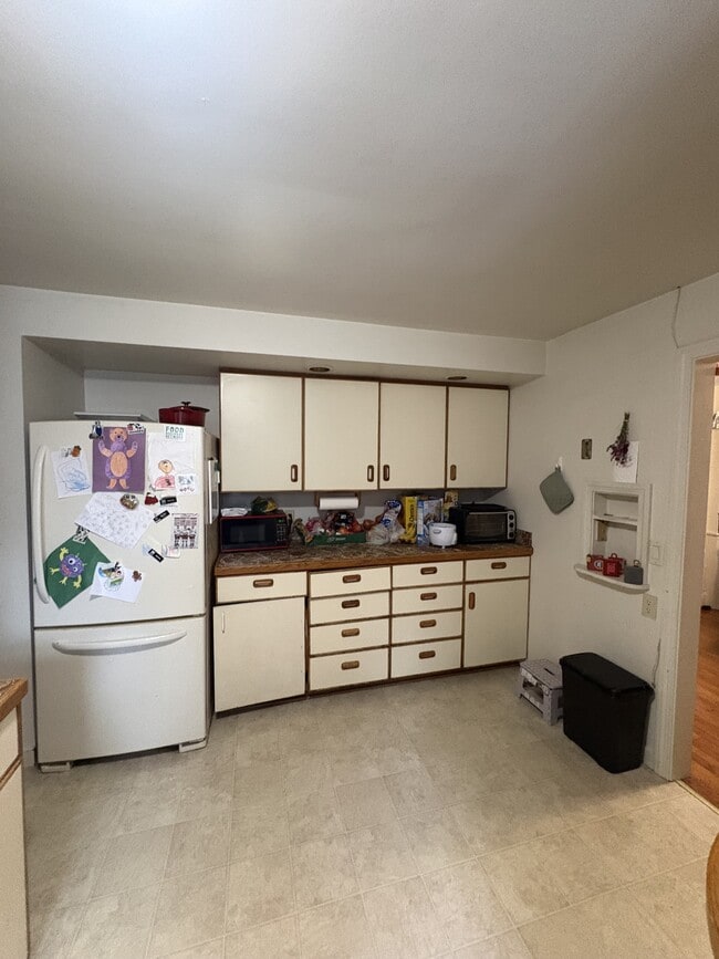 Building Photo - 525 E Pleasant St