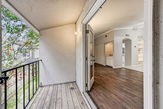 Building Photo - 2425 Augusta Dr
