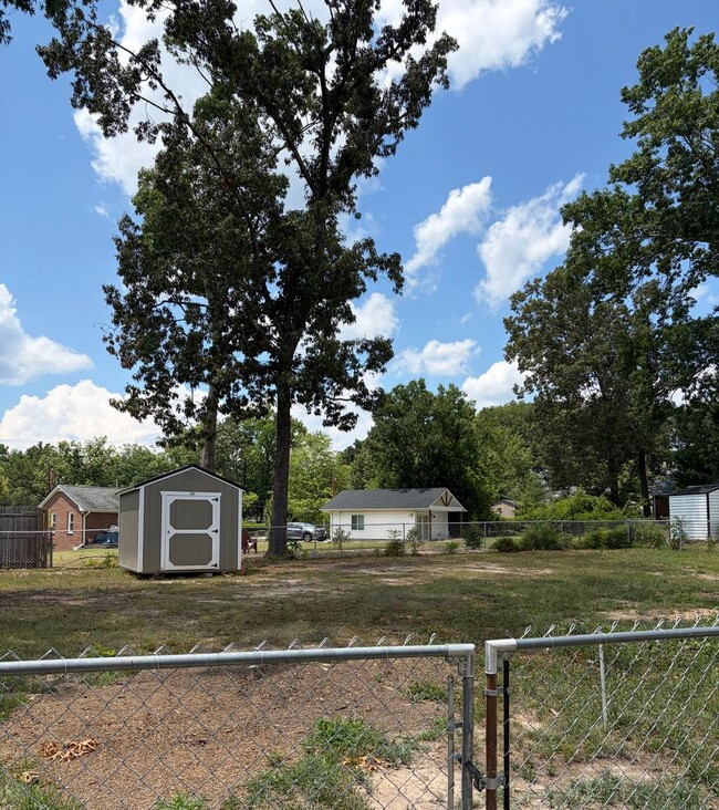 Building Photo - Beautiful brick home, Fully fenced in yard!!