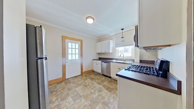 Building Photo - Spacious 3 Bedroom Home with One Car Garage