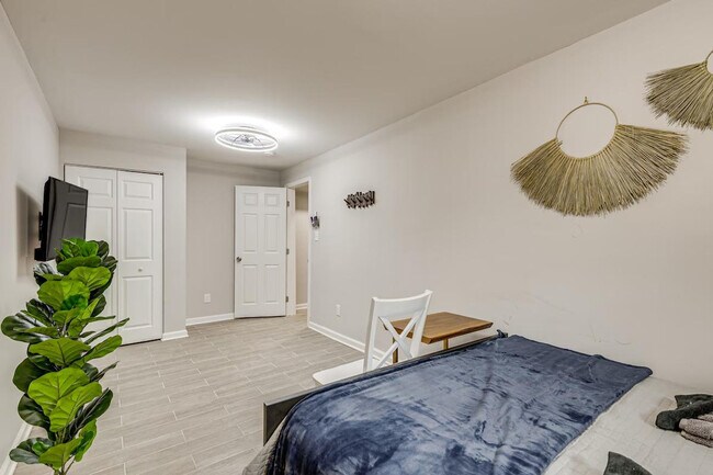 Building Photo - 6604 Oak St