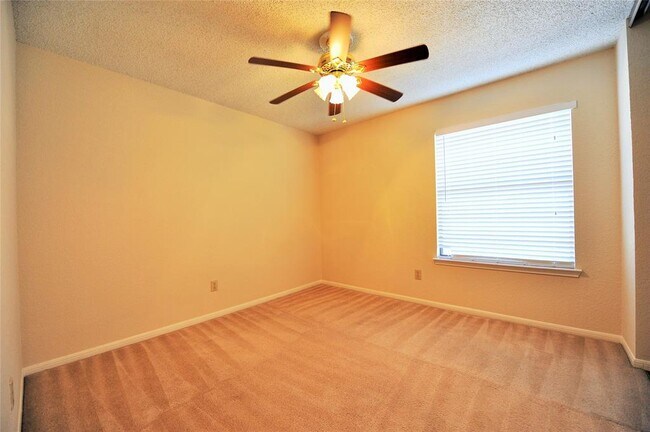 Building Photo - 2206 Greencove Ln
