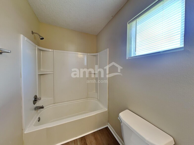 Building Photo - 8039 Red Barn Ct