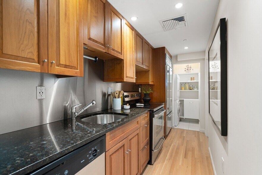 Building Photo - 15 Marlborough St