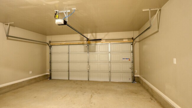 Building Photo - Spacious Single-Family Home Available Now!