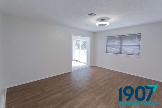 Building Photo - 1852 Sunrise Dr