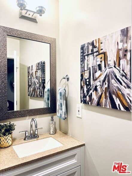 Building Photo - 1618 N Kenmore Ave