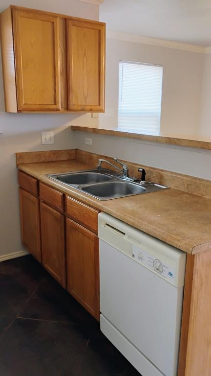 Building Photo - 1305 Village Garden Dr