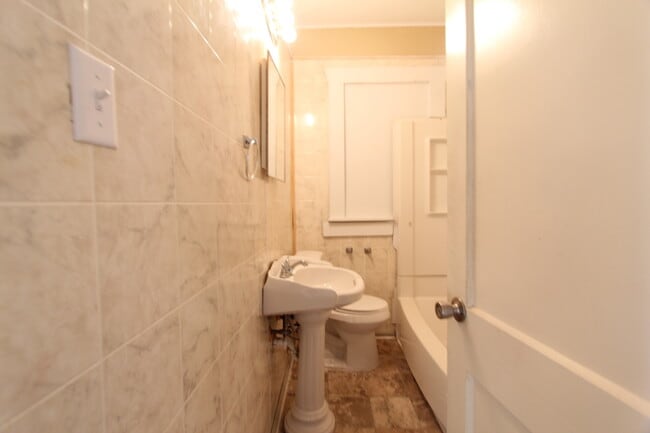 Building Photo - New On The Market! Fresh New Updates!! Bet...