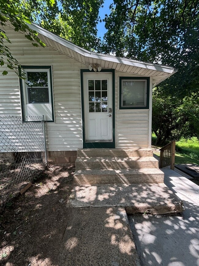 Building Photo - Welcome to your cozy retreat just minutes ...