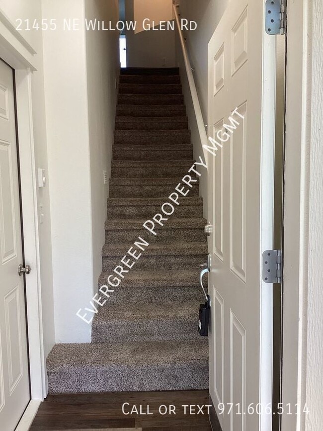 Building Photo - Beautifully remodeled 3-bedroom, 2.5-bathr...