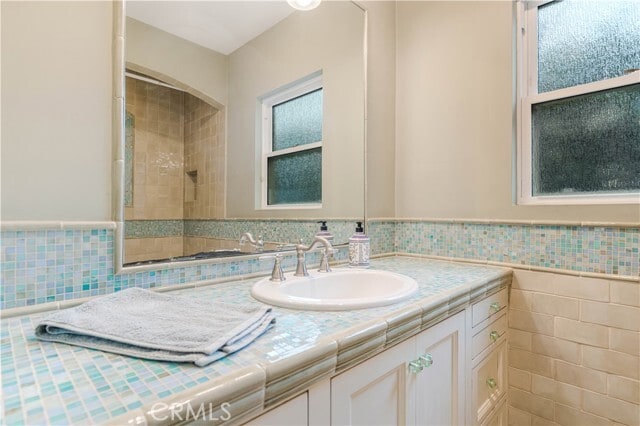 Building Photo - 5823 Vesper Ave