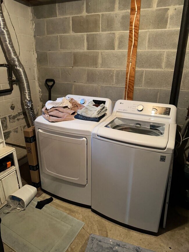 Building Photo - Spacious Corner Town Home With Large Yard