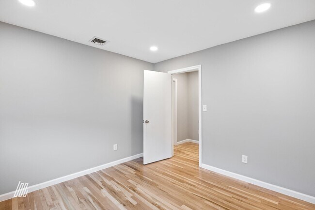 Building Photo - 213 5th St