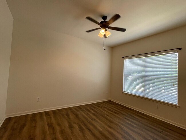 Building Photo - 447 W Longleaf Dr